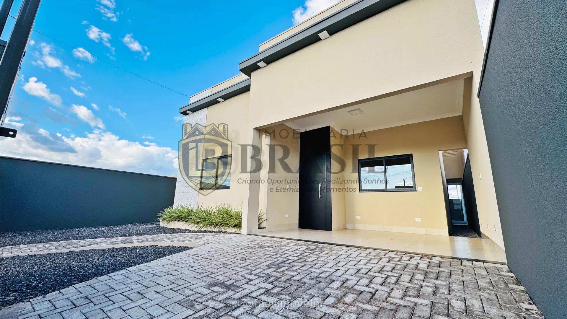 Foto principal: CASA  COM 2 QUARTOS SENDO 1 SUÍTE E CLOSET.